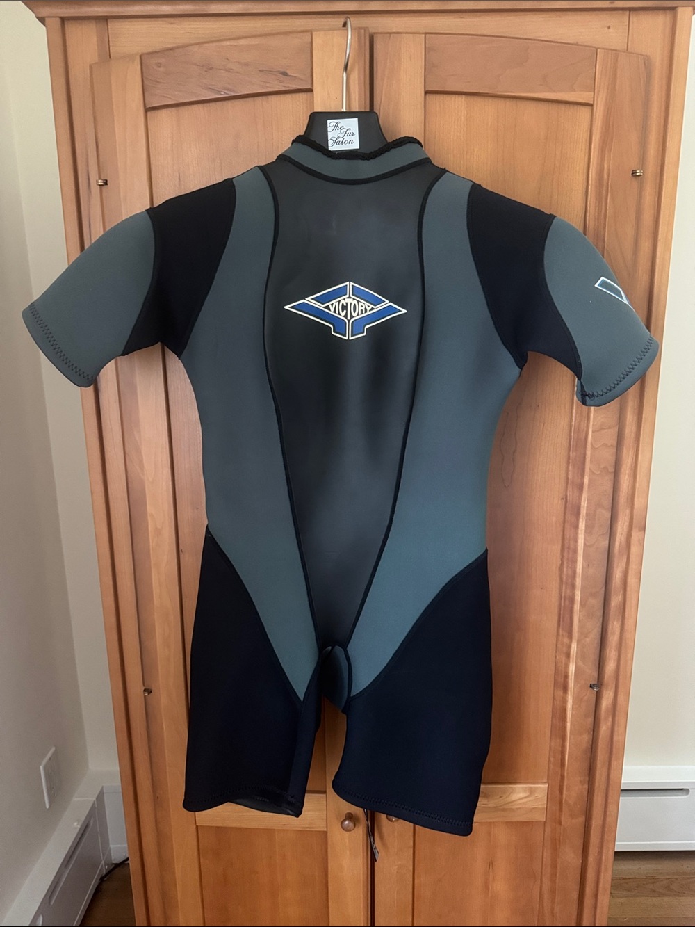 Victory Short-Sleeve Women’s Swim Rashguard/Wetsuit in Gray and Black